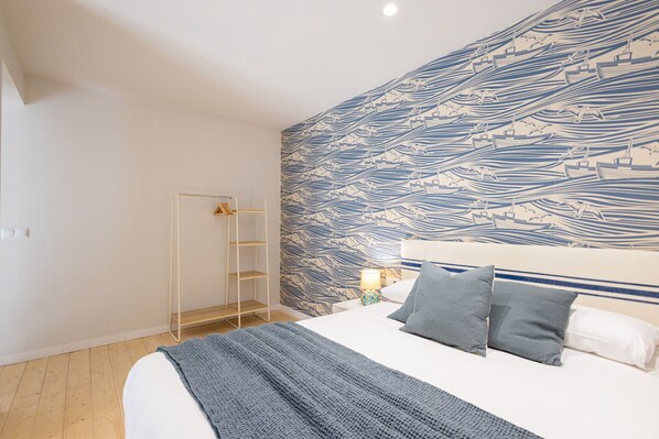 Tabla de planchar con plancha, wifi gratis y ropa de cama 