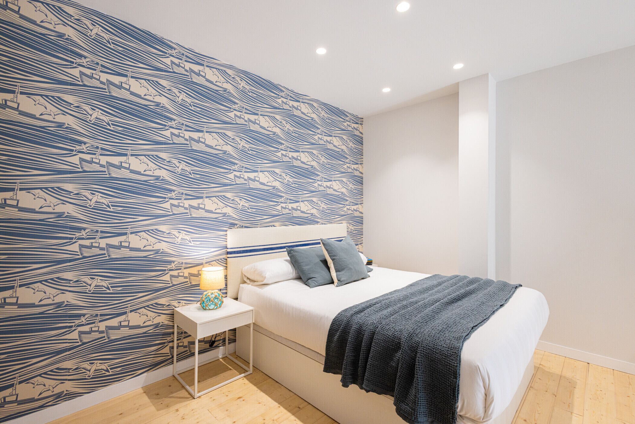 Tabla de planchar con plancha, wifi gratis, ropa de cama
