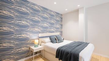 Tabla de planchar con plancha, wifi gratis, ropa de cama