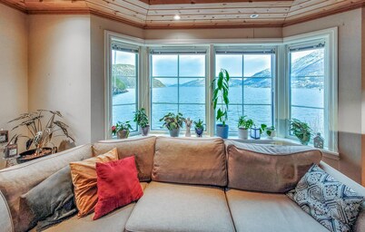 Beach front home in Tørvikbygd with WiFi