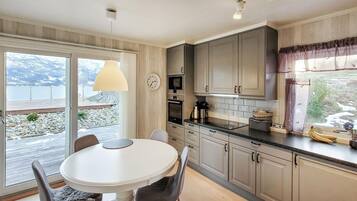 Jääkaappi, uuni, liesi, astianpesukone