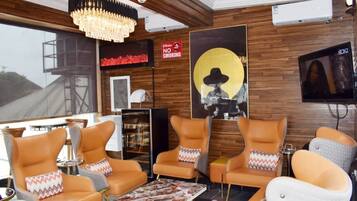 2 bars/lounges, poolside bar