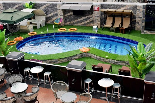 حمّام سباحة خارجي