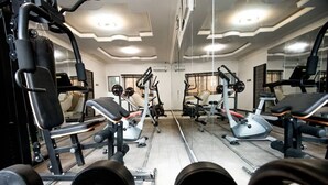 A gym with various exercise equipment, including weight machines and free weights. - Place Tochil (Owerri)