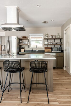 ثلاجة، ميكروويف، فرن، موقد طهي مسطح