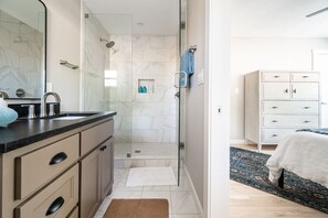 Dusche, Handtücher, Seife, Shampoo