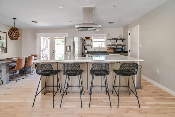 ثلاجة، ميكروويف، فرن، موقد طهي مسطح