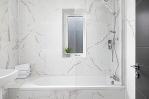 Apartment, 2 Schlafzimmer, Gartenblick | Badezimmer