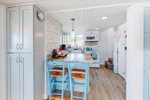 Een koelkast, een microgolfoven, een oven, een kookplaat