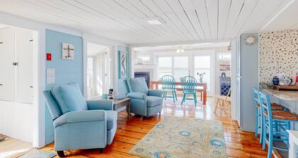 Dreamy escape on the water with rocky beach,fire pit and outdoor seating