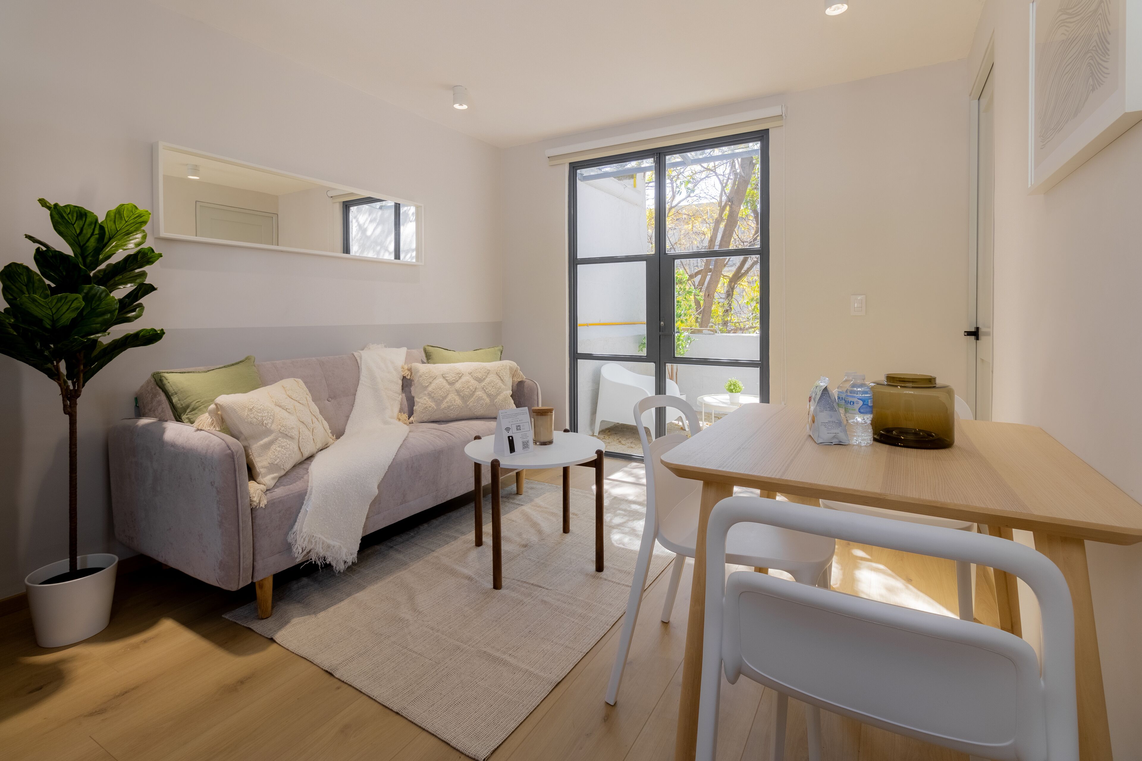 プレミアム アパートメント テラス | リビング エリア | 40 インチの薄型テレビ (デジタル放送視聴可)