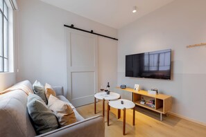 Leilighet – deluxe | Oppholdsrom | En 40-tommers Flatskjerm-TV med digitale kanaler