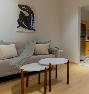 Apartamento com design assinado, 2 quartos | Área de estar | TV de tela plana 40 polegadas com canais digitais