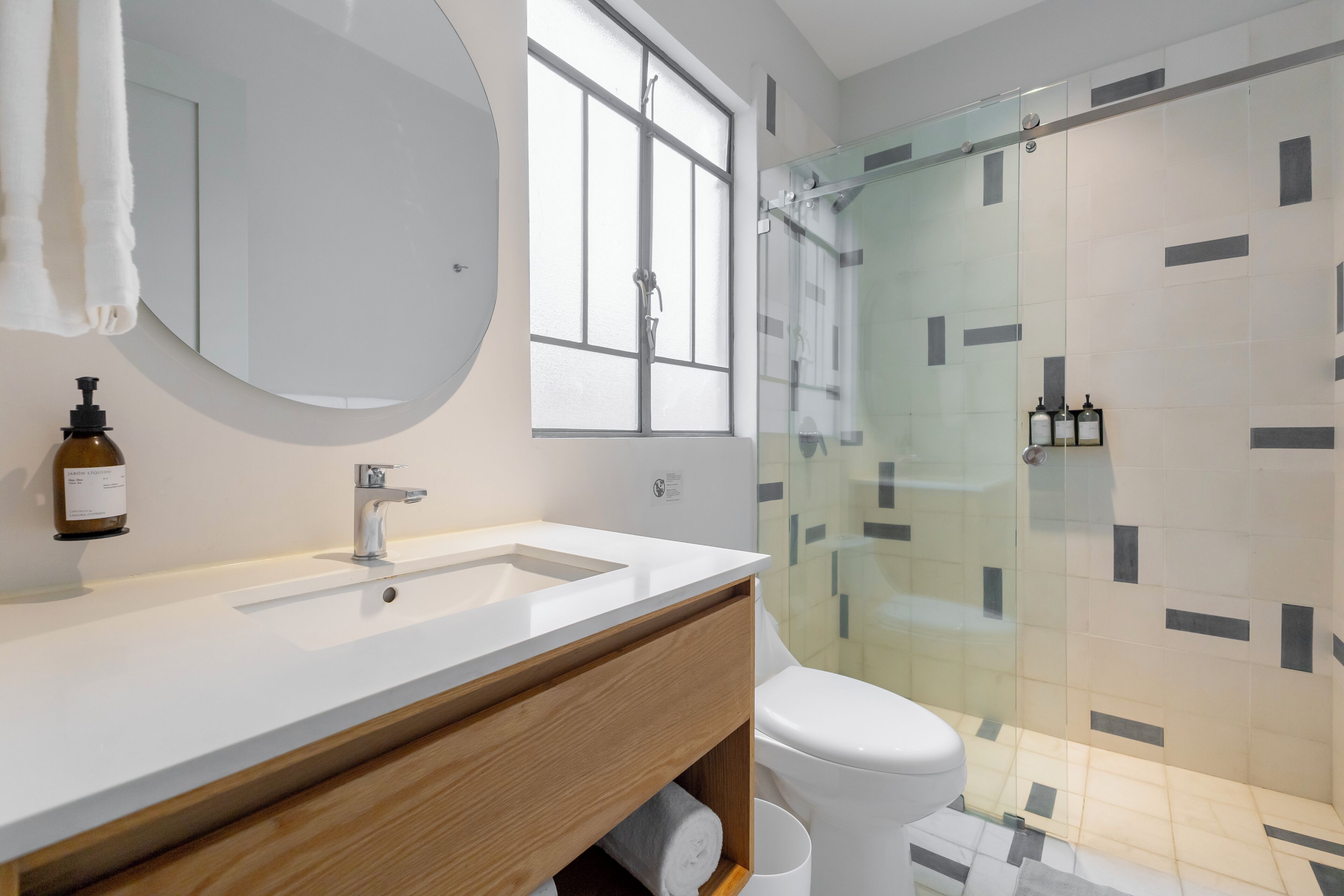 Deluxe Apartment | Bathroom