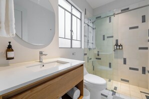 Deluxe-Apartment | Badezimmer | Dusche, Regendusche, Haartrockner, Handtücher