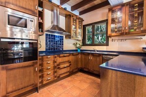 Kjøleskap, mikrobølgeovn, ovn og oppvaskmaskin