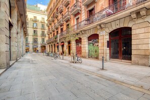 Exterior - Lovely El Gòtic 2BR w/ Balcony, Fully Furnished, by Blueground (Barcelona)