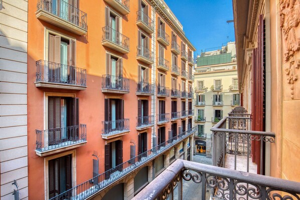Property grounds - Lovely El Gòtic 2BR w/ Balcony, Fully Furnished, by Blueground (Barcelona)