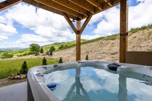 Outdoor spa tub - Custom-Built Cabin with Long Range Views (Banner Elk)