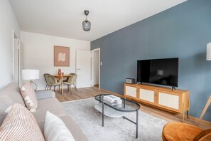 Een televisie en een stereo