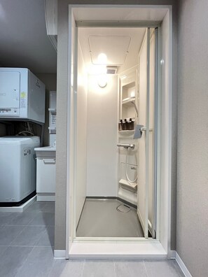 2F | バスルーム | ヘアドライヤー、タオル、トイレットペーパー