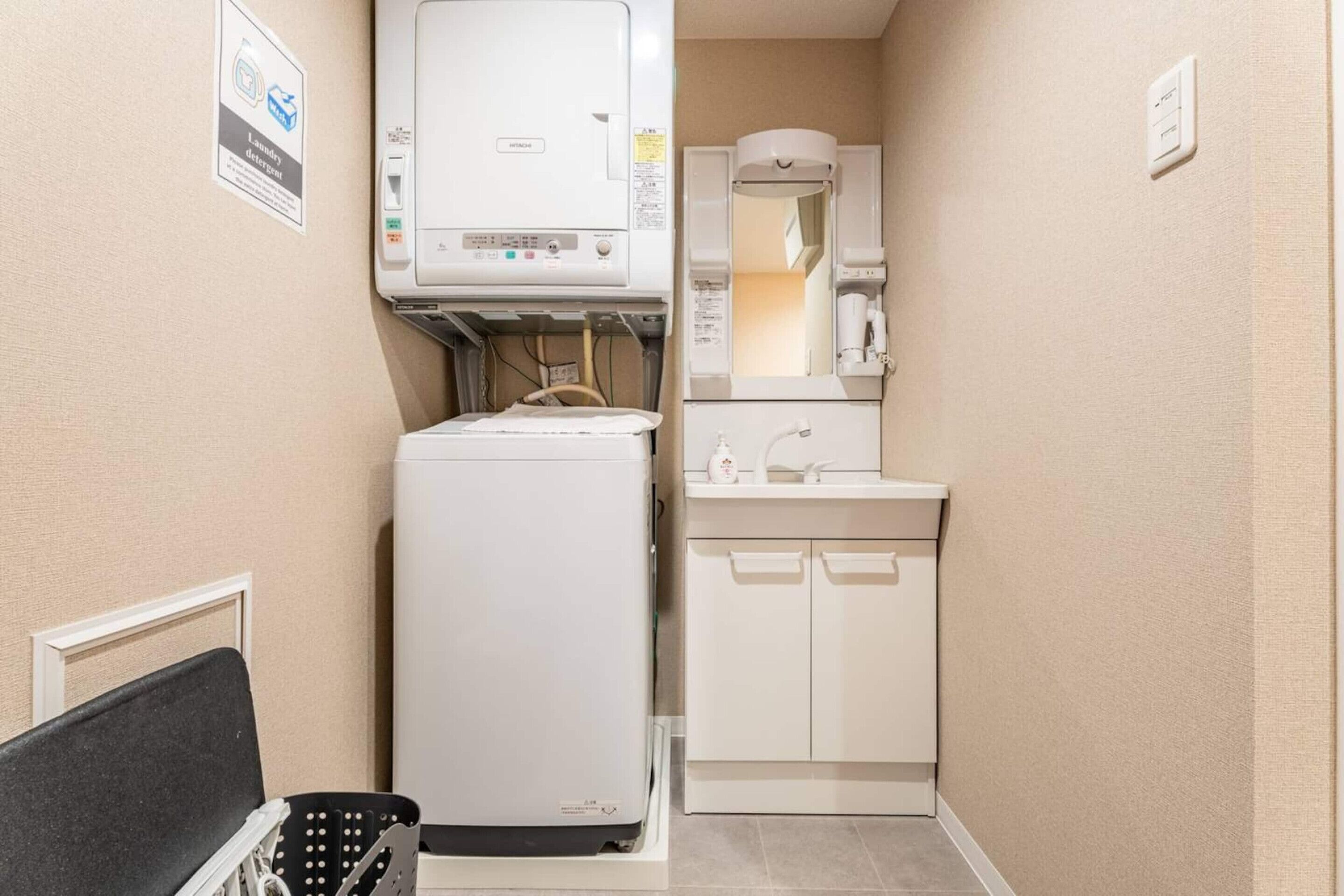 Quarto de hotel compacto com cozinha compacta, incluindo frigorífico, micro-ondas e lava-loiça.