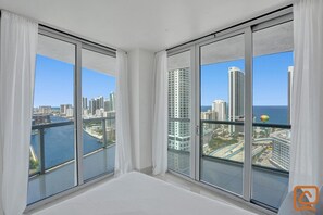 4 bedrooms, iron/ironing board, travel cot, WiFi - Ocean View Large 4BDR Apartment Beach Service 2402 (Hallandale Beach)