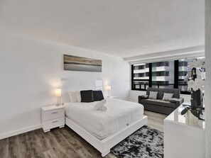 2 chambres, fer et planche à repasser, lit de bébé portatif