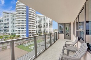 Property grounds - Spacious Ocean View Resort Beach Condo 601 (Miami Beach)
