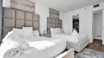 2 habitaciones, tabla de planchar con plancha y cuna de viaje
