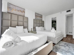 2 habitaciones, tabla de planchar con plancha y cuna de viaje 