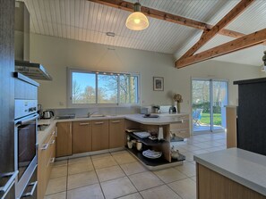 Fridge, microwave, oven, dishwasher - Charme de la Fradinière by Interhome (Saint Hilaire de Riez)