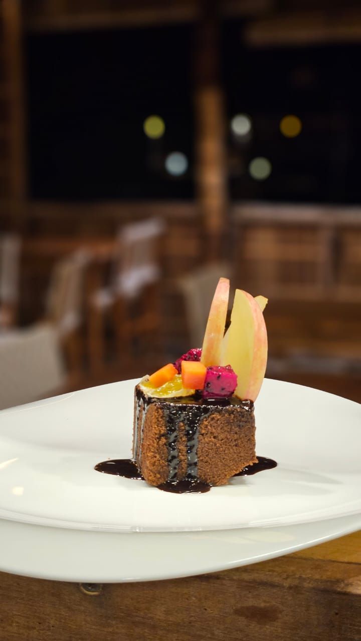 Postre sobre un plat blanc, amb fons fosc.