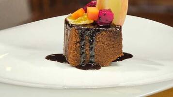 Postre sobre un plat blanc, amb fons fosc.