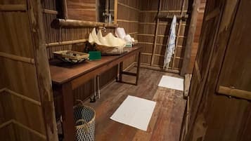 Panoramic-Bungalow, 1 Queen-Bett, Meerblick, Strandnähe | Badezimmer | Dusche, kostenlose Toilettenartikel, Handtücher, Seife