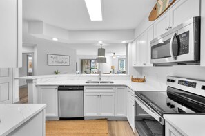 Kjøleskap, mikrobølgeovn, ovn og kokeplater