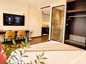 Hypo-allergenic bedding, minibar, individually decorated