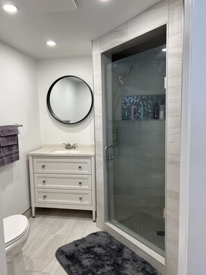 Shower, hair dryer, towels, soap - Newly Renovated Waterfront Cottage Lake St. Clair (Pointe aux Roches)