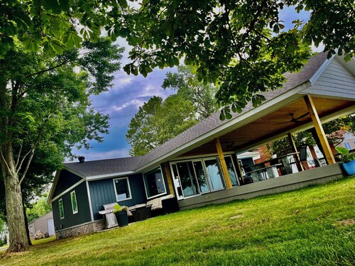 Newly Renovated Waterfront Cottage Lake St. Clair