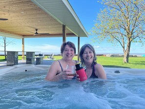 Outdoor spa tub - Newly Renovated Waterfront Cottage Lake St. Clair (Pointe aux Roches)