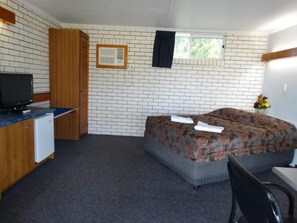 Desk, iron/ironing board, free WiFi, bed sheets - Gayndah A Motel (Gayndah)