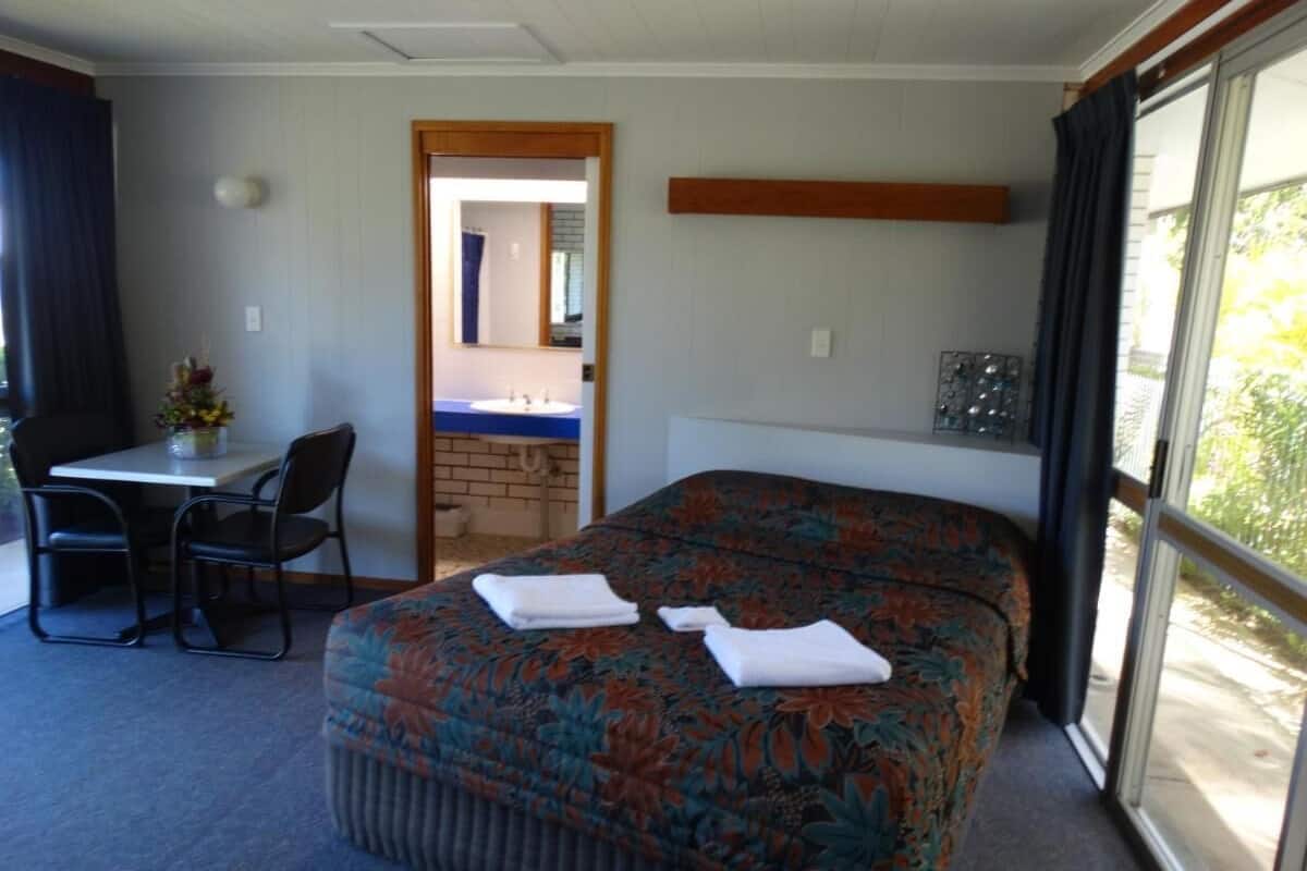 Desk, iron/ironing board, WiFi (free), bed sheets