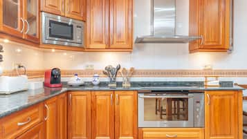 Een koelkast, een magnetron, een oven, een kookplaat