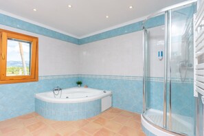 Shower, hair dryer, bidet, towels