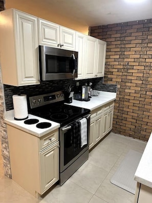 Refrigerador, microondas, horno, placa de cocina