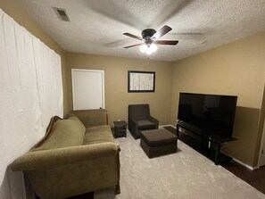 Smart TV, books - Cozy Spot In Downtown Branson, Close to Everything (Branson)