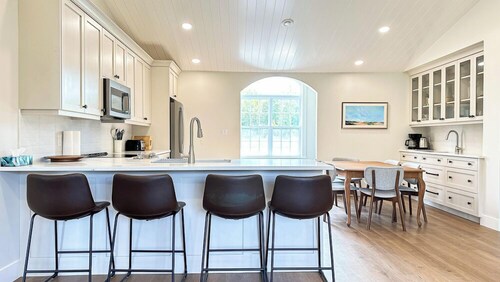 Executive PEI Getaway Near Golf and Beaches for Groups or Families