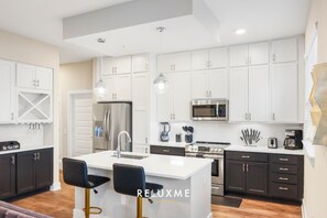 Kylskåp, mikrovågsugn, ugn och spishäll