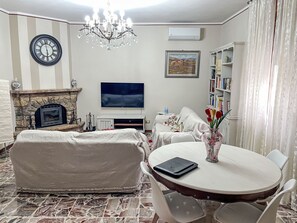 TV, fireplace