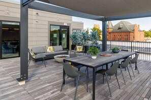 Outdoor dining - Luxe Newton 2BR w/ W/D, nr Dining & Shopping, by Blueground (Boston)